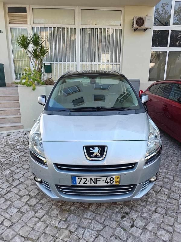 Usado Peugeot 5008 111 HP (81 kW) 2012 Cinzento Carrinha