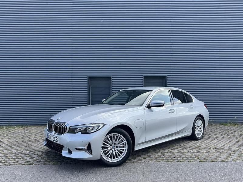 Cinza Usado 2020 BMW 330 Luxury Line Sedan | € 28.750 - Imagem 1/4