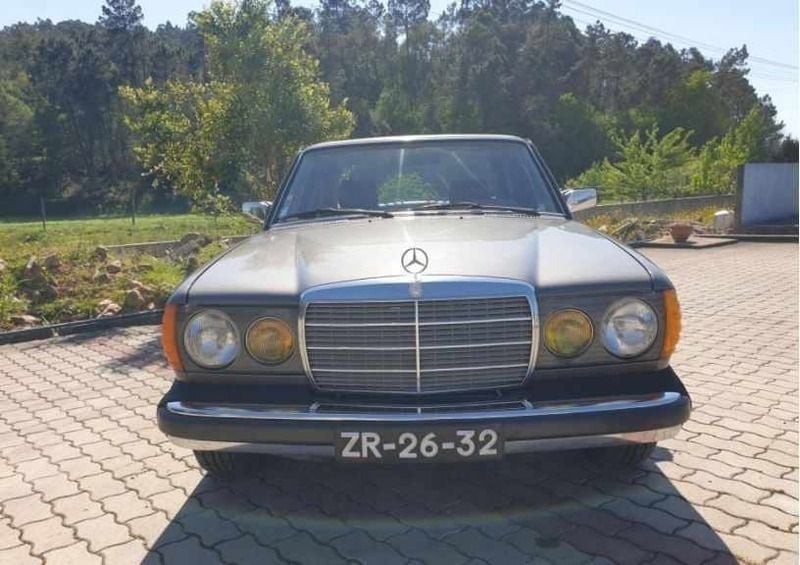 Usado Mercedes E300 125 HP (91 kW) 1986 Cinzento Sedan