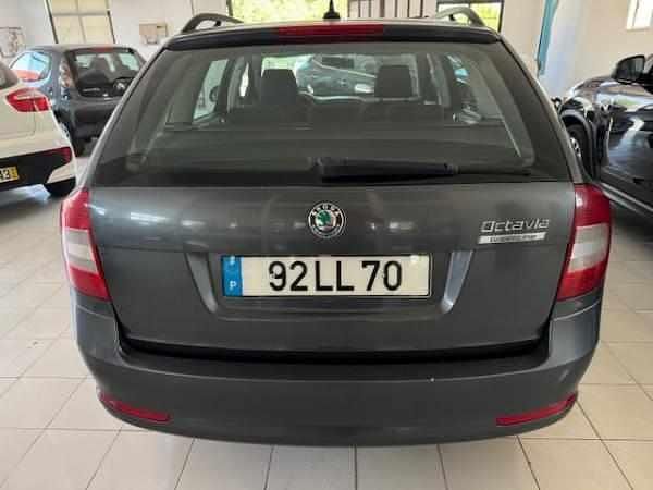 Usado Skoda Octavia 105 HP (77 kW) 2011 Cinzento Citadino