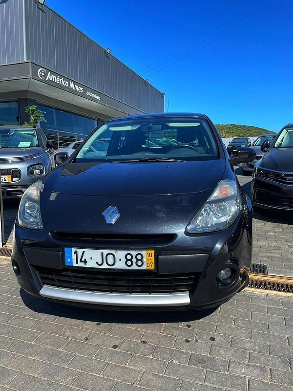 Preto Usado 2010 Renault Clio II Dynamique Citadino | € 5.750 (Preço justo) - Imagem 1/4