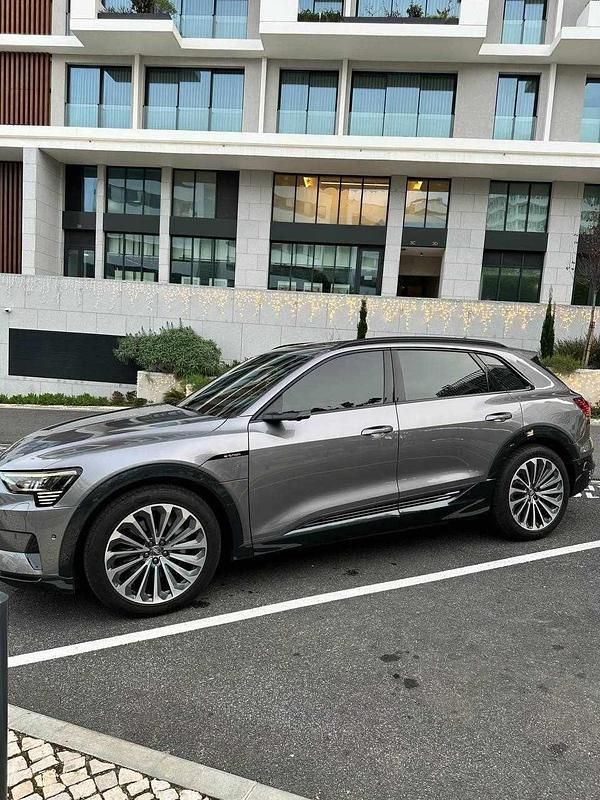 Cinzento Usado 2020 Audi e-tron Premium SUV | € 44.990 - Imagem 1/4