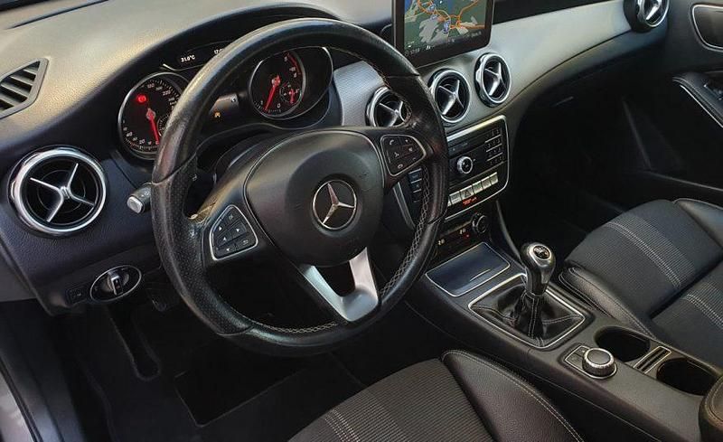 Usado Mercedes GLA200 Urban 136 HP (100 kW) 2018 Cinzento SUV