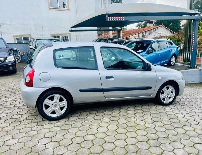 Usado Renault Clio II SE 68 HP (50 kW) 2007 Cinza Citadino