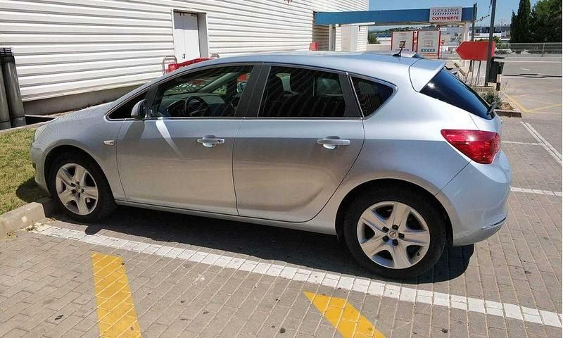 Usado Opel Astra 110 HP (80 kW) 2015 Sedan