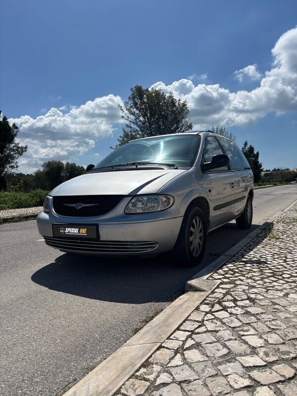 Cinzento Usado 2003 Chrysler Voyager Monovolume | € 3.900 - Imagem 1/4
