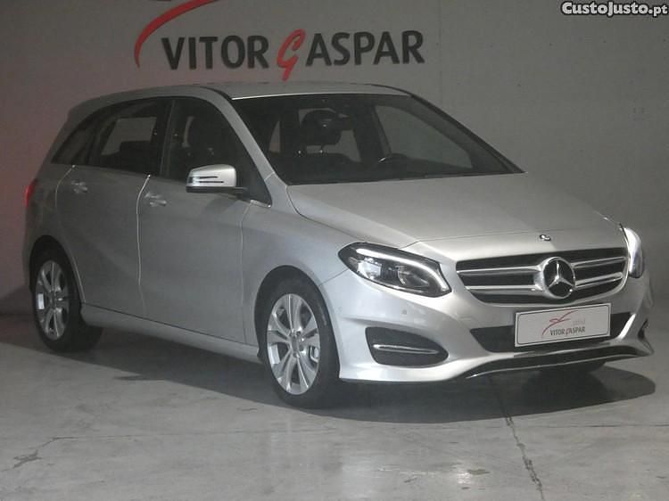Cinza Usado 2014 Mercedes B180 Urban Monovolume | € 15.990 (Preço justo) - Imagem 1/1