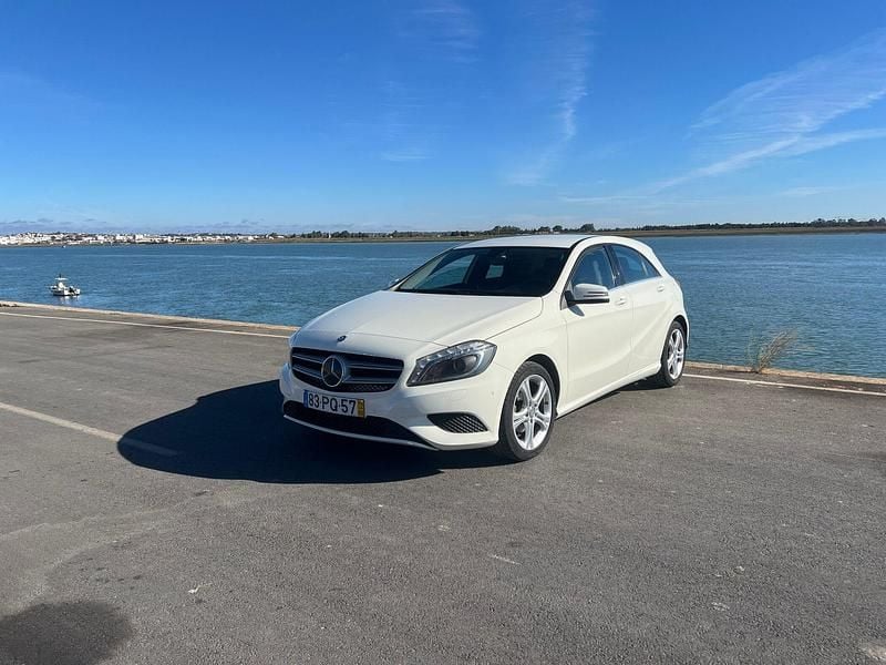 Branco Usado 2015 Mercedes A180 Urban | € 17.400 (Preço justo) - Imagem 1/4