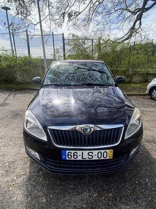 Usado Skoda Fabia Elegance 70 HP (51 kW) 2011 Sedan