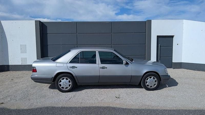 Usado Mercedes E200 136 HP (100 kW) 1994 Sedan