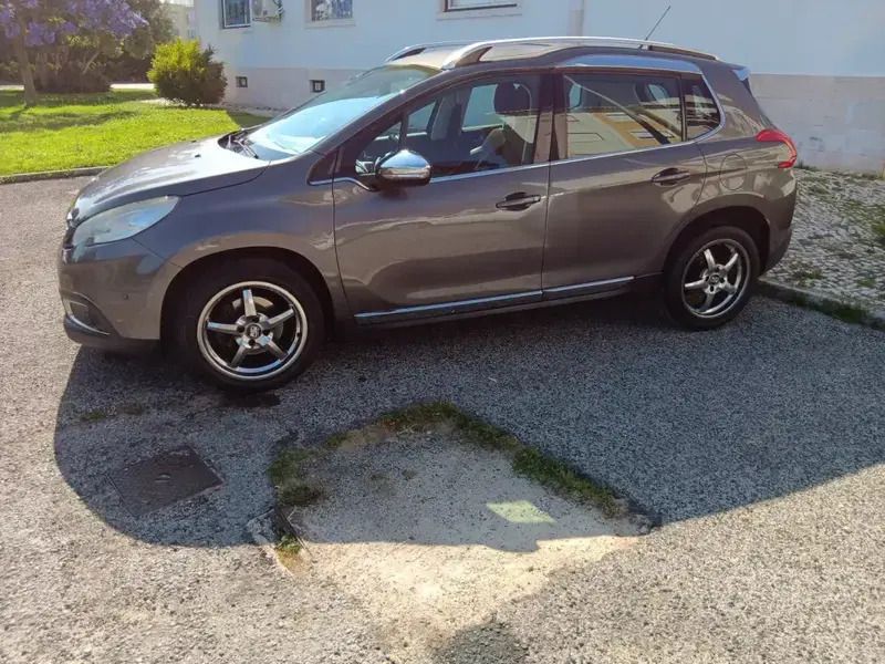 Cinzento Usado 2014 Peugeot 2008 Allure SUV | € 6.950 (Super Preço) - Imagem 1/4