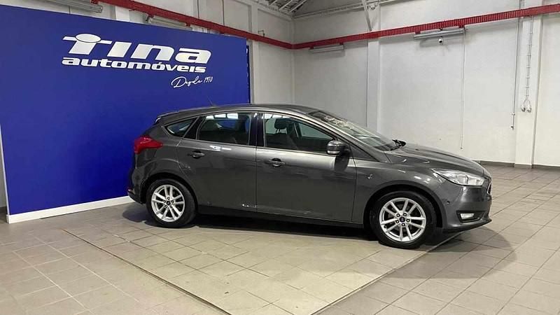 Usado Ford Focus 120 HP (88 kW) 2016 Cinzento Sedan