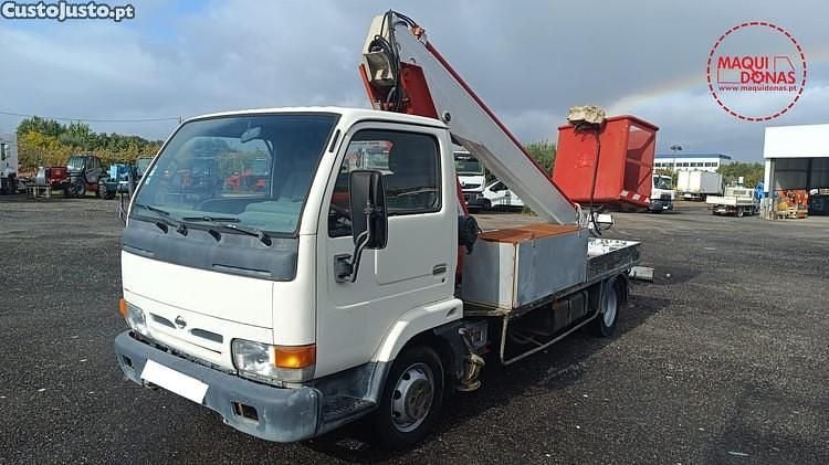 Usado Nissan Cabstar 90 HP (66 kW) 2001 Branco Pickup
