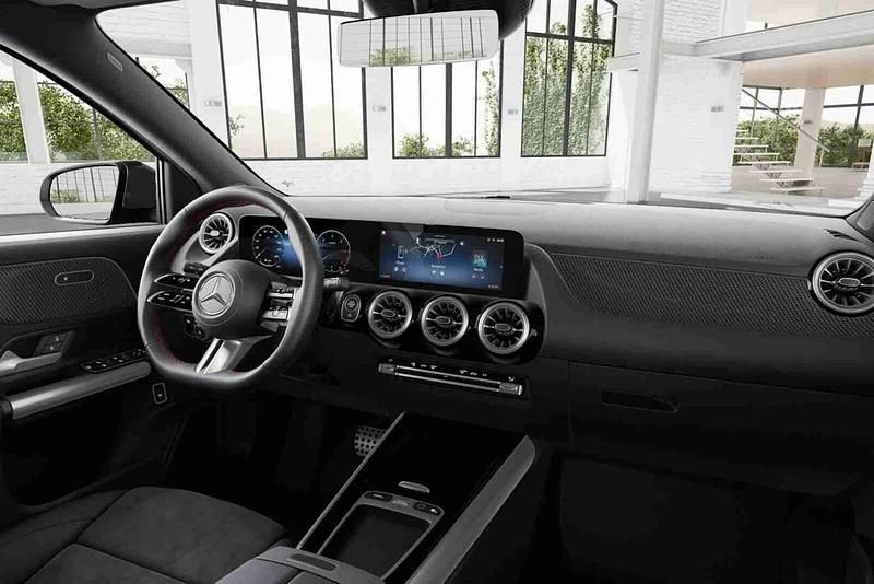 Preto Novo 2025 Mercedes GLA200 AMG line SUV | € 61.970 - Imagem 1/4