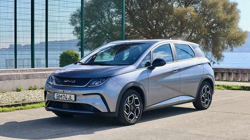 Cinzento Usado 2024 BYD Dolphin Citadino | € 27.900 (Preço elevado) - Imagem 1/4