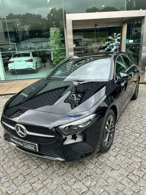 Preto cosmos Usado 2024 Mercedes A250 Advanced Plus Citadino | € 44.990 (Preço justo) - Imagem 1/4