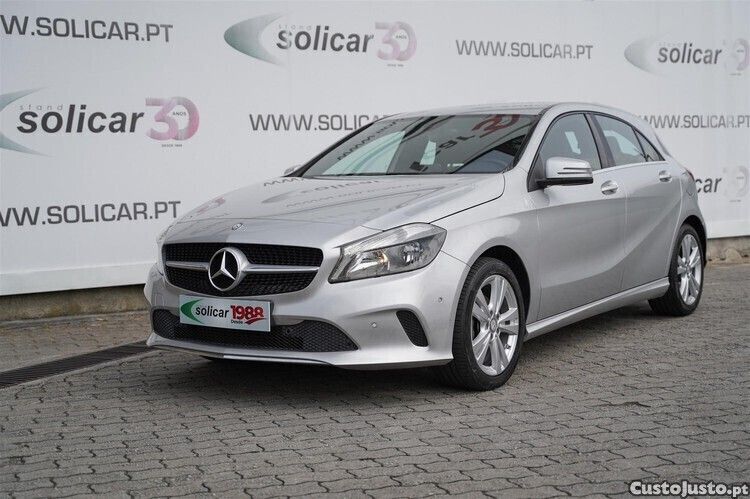 Cinza Usado 2017 Mercedes A180 Urban Citadino | € 18.500 (Preço justo) - Imagem 1/1