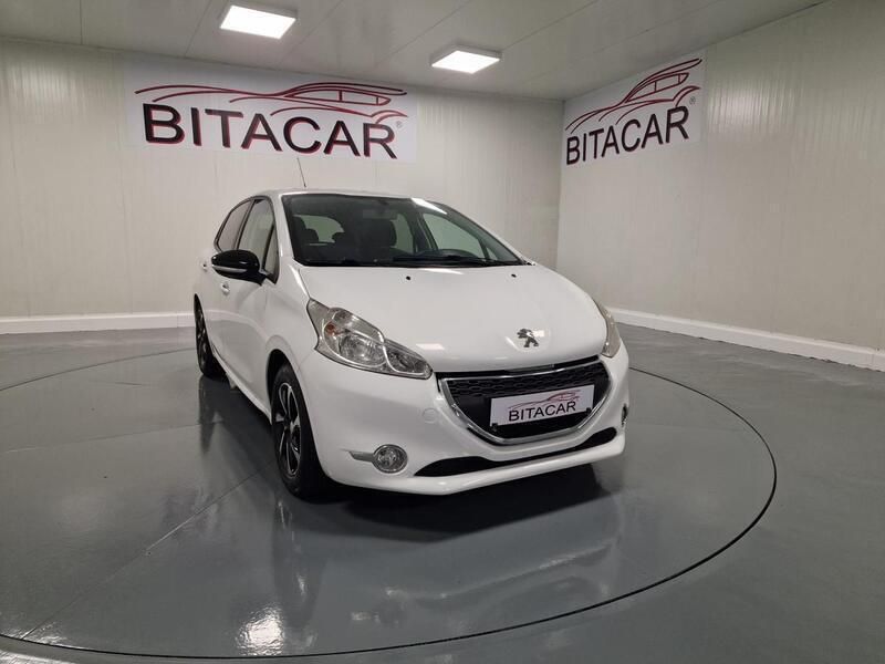 Branco Usado 2015 Peugeot 208 Active Citadino | € 12.750 (Caro) - Imagem 1/4