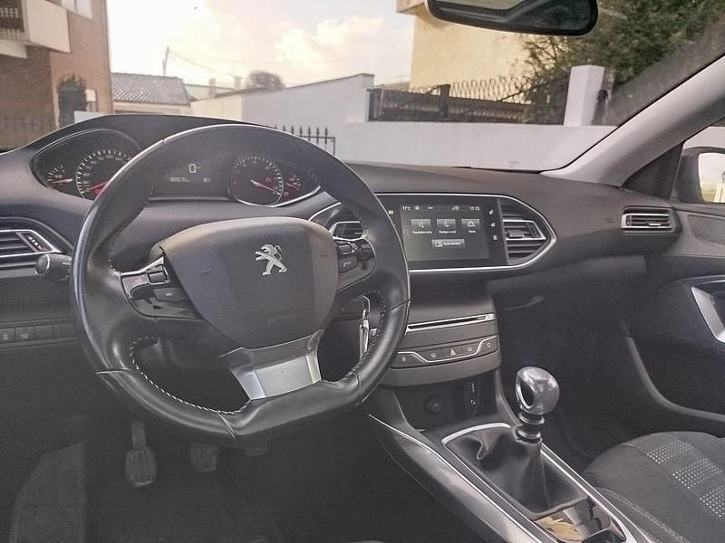 Usado Peugeot 308 Allure 120 HP (88 kW) 2015 Preto Carrinha