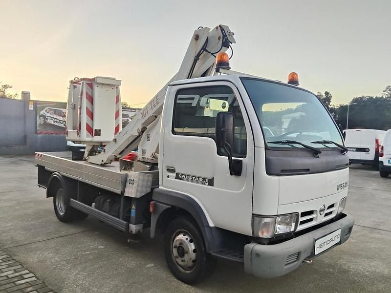 Usado Nissan Cabstar 125 HP (91 kW) 2005 Branco Pickup