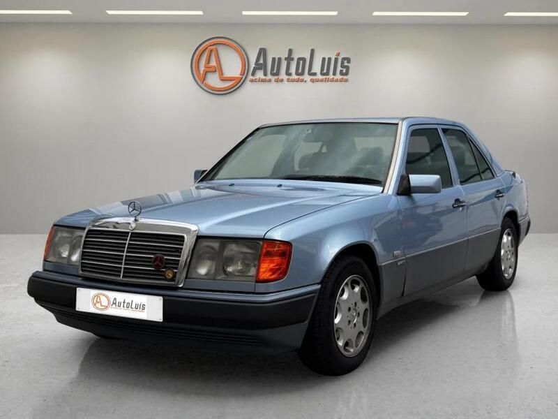 Azul Usado 1992 Mercedes E250 Sedan | € 6.500 - Imagem 1/4