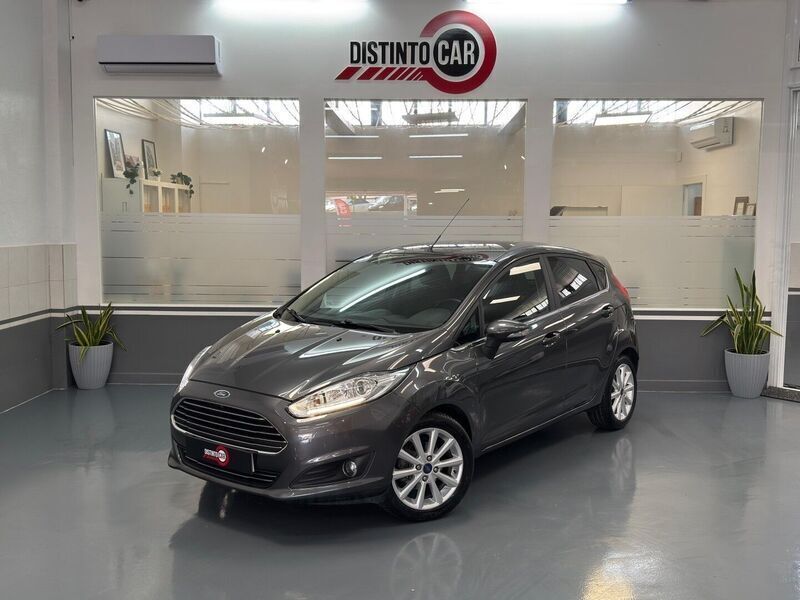 Cinza Usado 2015 Ford Fiesta Titanium Citadino | € 11.450 (Preço justo) - Imagem 1/4