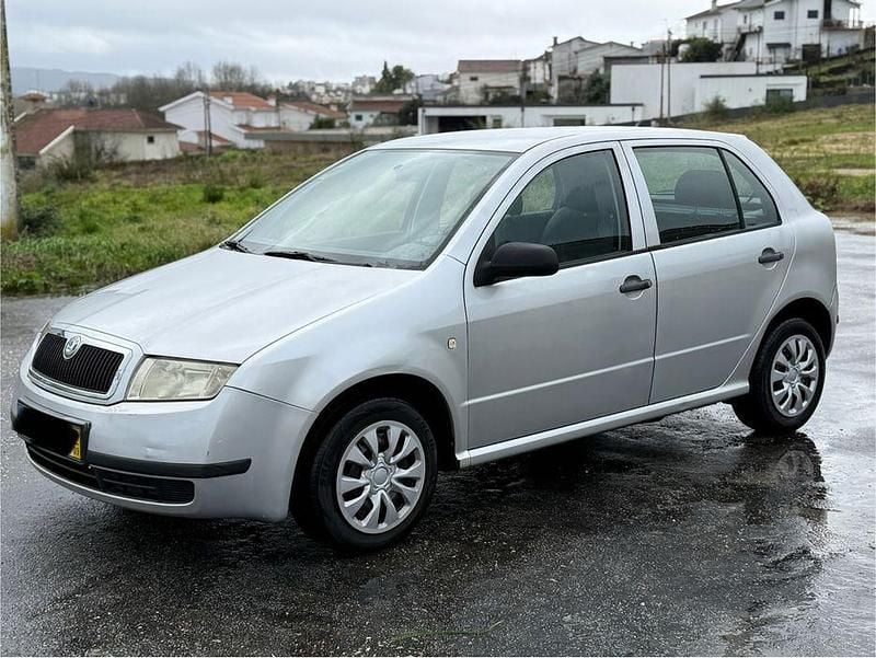 Usado Skoda Fabia 65 HP (47 kW) 2003 Sedan