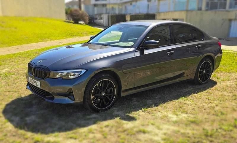 Cinzento Usado 2019 BMW 330 Citadino | € 23.000 (Preço justo) - Imagem 1/4