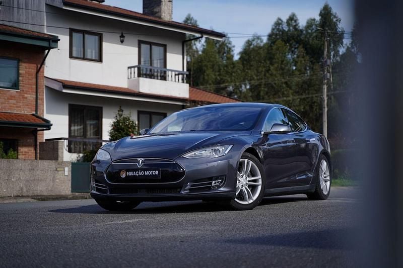 Cinzento Usado 2015 Tesla Model S Citadino | € 25.900 (Super Preço) - Imagem 1/4