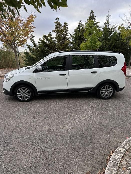 Usado 2022 Dacia Lodgy Stepway Monovolume | € 14.000 (Preço justo) - Imagem 1/4