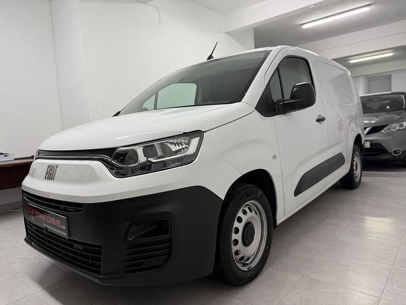 Branco Usado 2023 Fiat Doblò Monovolume | € 17.900 (Preço justo) - Imagem 1/4