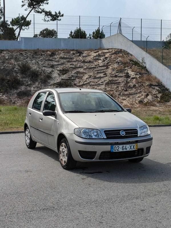 Cinzento Usado 2004 Fiat Punto Citadino | € 3.000 (Preço justo) - Imagem 1/4