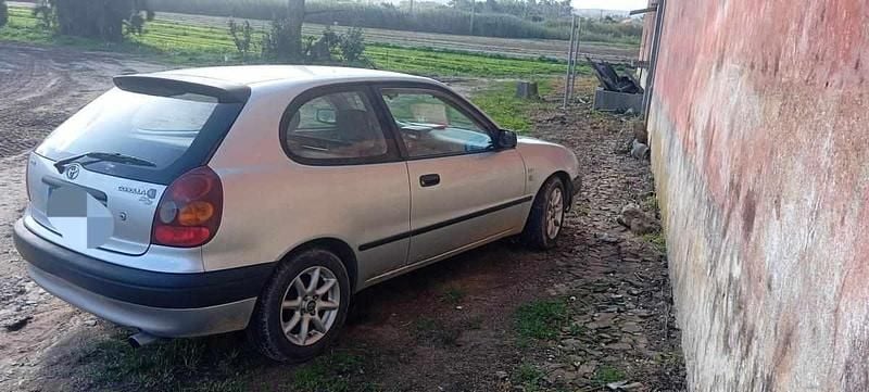 Cinzento Usado 1998 Toyota Corolla Sedan | € 2.500 - Imagem 1/4