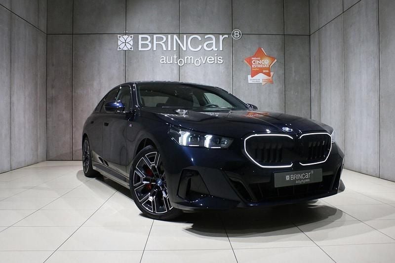 Azul Usado 2024 BMW i5 Comfort Edition Sedan | € 61.490 - Imagem 1/4