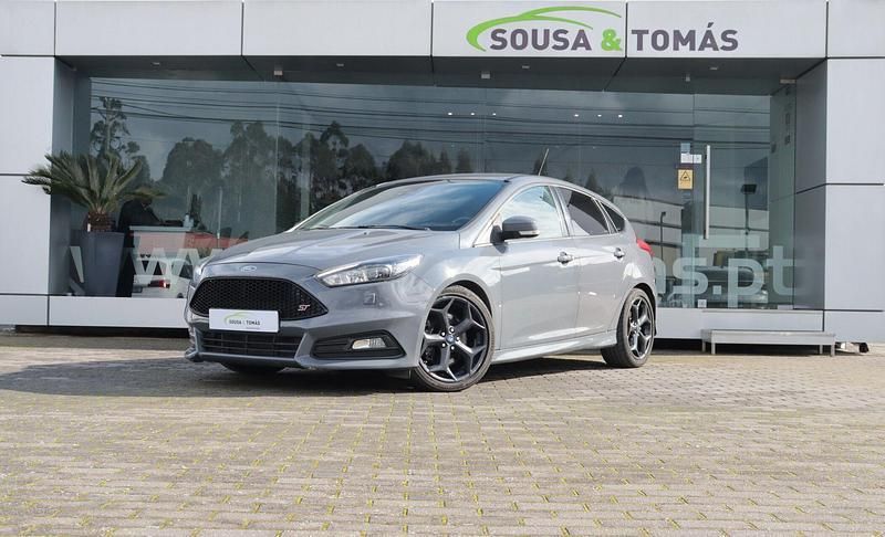 Usado Ford Focus ST 185 HP (136 kW) 2015 Cinzento