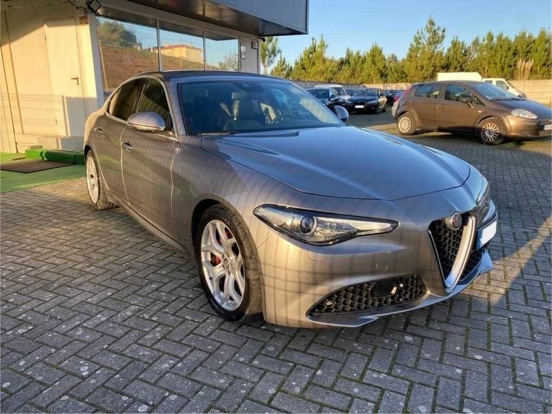Usado Alfa Romeo Giulia Super 180 HP (132 kW) 2019 Cinzento Sedan