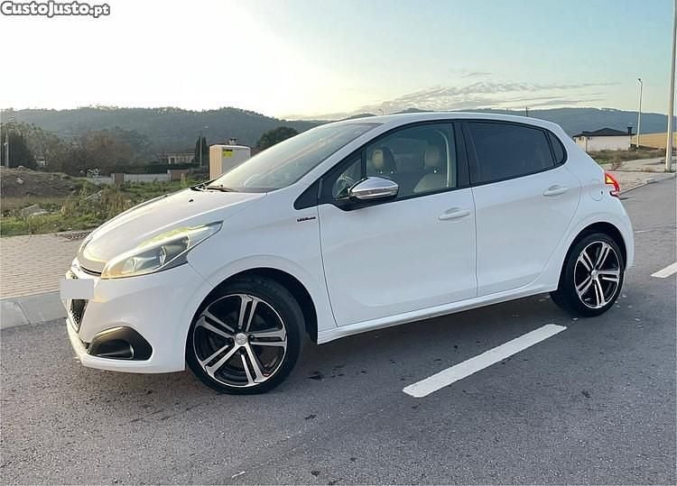 Branco Usado 2016 Peugeot 208 GT-line Citadino | € 11.950 (Preço justo) - Imagem 1/1