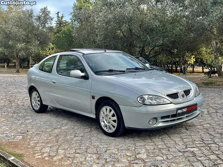 Cinza Usado 2002 Renault Mégane Coupé Coupé | € 3.550 - Imagem 1/1