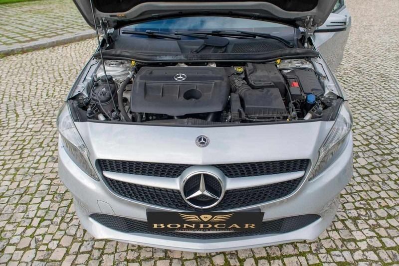 Cinzento Usado 2017 Mercedes A180 Citadino | € 18.200 (Preço justo) - Imagem 1/4
