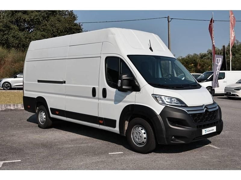 Branco Usado 2023 Citroën Jumper Monovolume | € 33.490 - Imagem 1/4