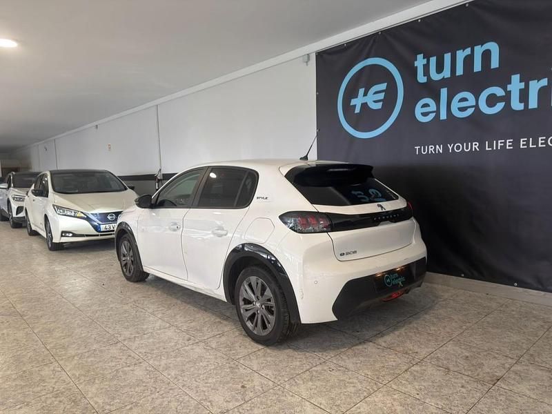 Usado Peugeot e-208 100 kW (136 HP) 2023 Branco Citadino