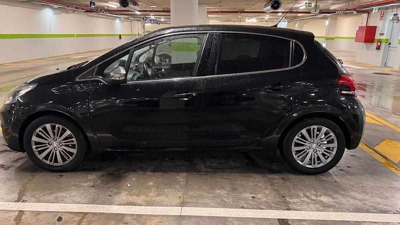 Preto Usado 2015 Peugeot 208 Citadino | € 7.900 (Bom preço) - Imagem 1/4