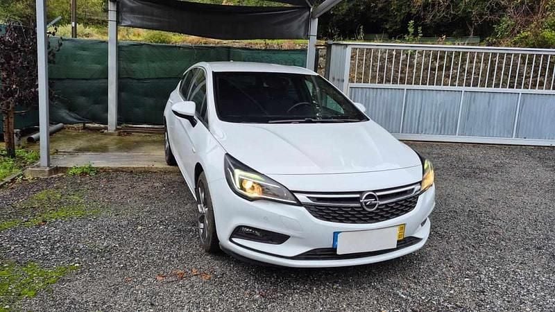 Usado Opel Astra 105 HP (77 kW) 2019 Branco Citadino