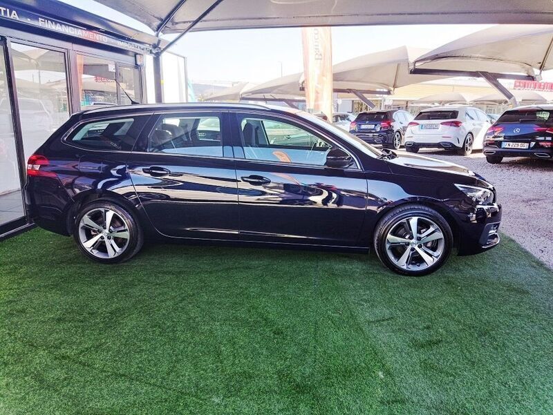 Usado Peugeot 308 Allure 130 HP (95 kW) 2019 Azul Monovolume