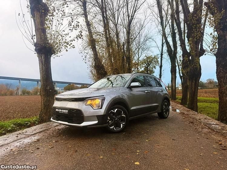Cinza Usado 2023 Kia e-Niro SUV | € 27.550 (Preço justo) - Imagem 1/1