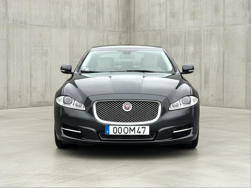 Usado Jaguar XJ 275 HP (202 kW) 2014 Cinzento Sedan