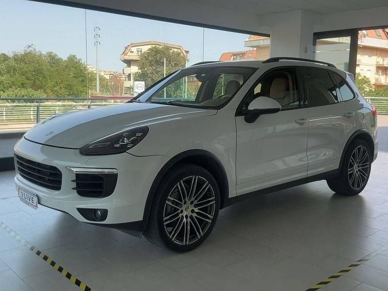 Branco Usado 2015 Porsche Cayenne SUV | € 47.500 (Caro) - Imagem 1/4