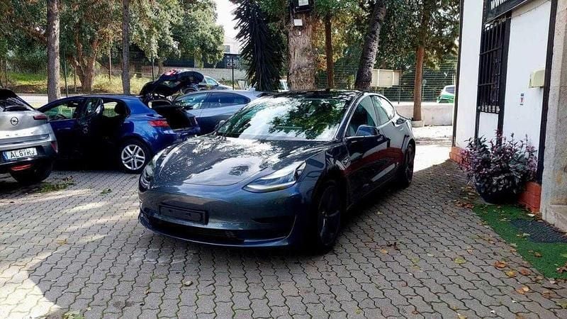 Cinza Usado 2020 Tesla Model 3 Standard Range Plus Sedan | € 23.800 (Preço justo) - Imagem 1/4