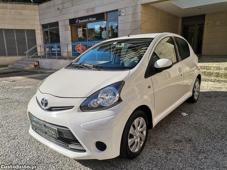 Usado Toyota Aygo 67 HP (49 kW) 2012 Branco Citadino