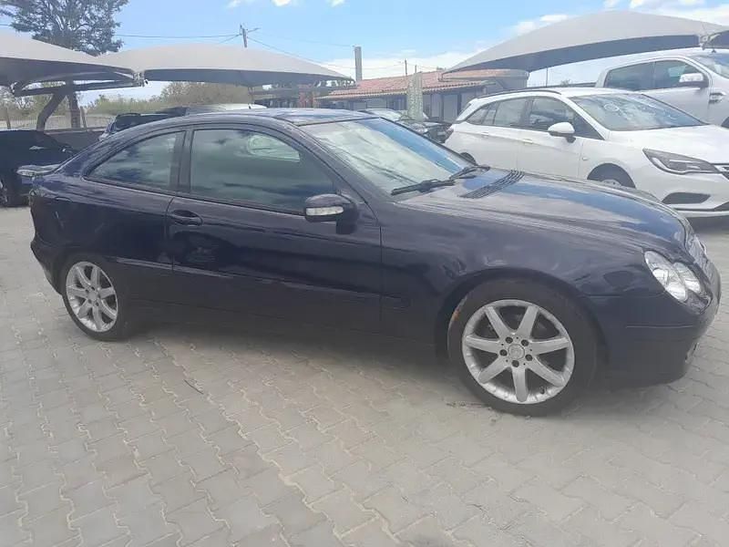 Usado Mercedes C220 Classic 143 HP (105 kW) 2001 Azul Coupé